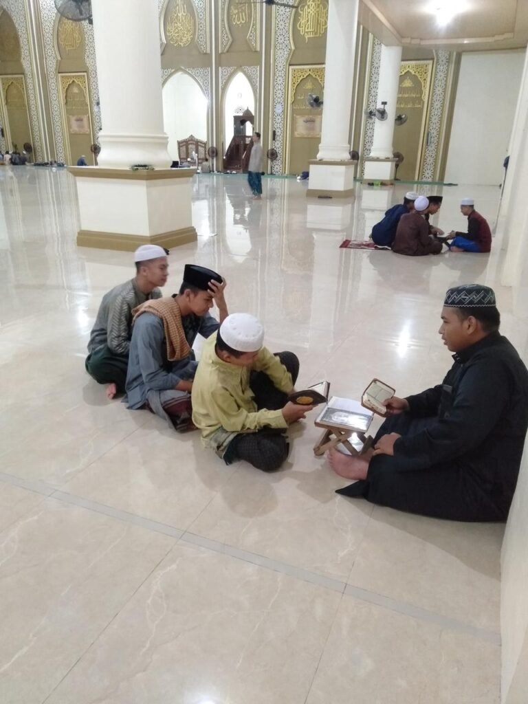 Santri Pondok Darul Hijrah mengikuti bimbingan tahsin Al-Qur'an