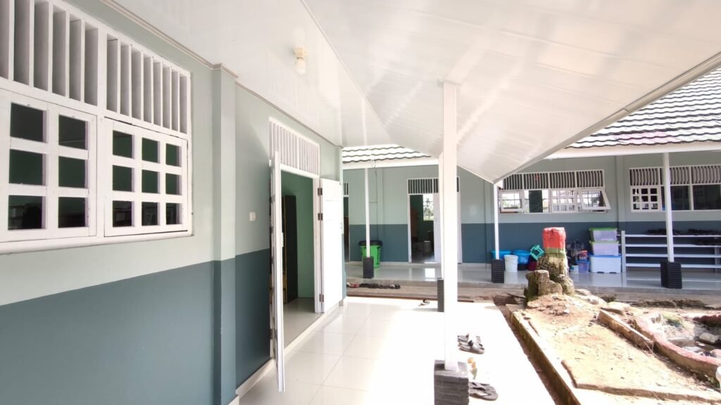 Rehab asrama Gedung Al Arqam di Pondok Pesantren Darul Hijrah yang hampir selesai, menunjukkan kemajuan 90% dengan renovasi plafon, lantai, dan cat dinding