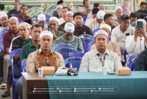 para wali santri orang tua hadir mendengarkan sambutan pimpinan tentang memasukkan anak ke pondok Darul Hijrah Cindai Alus Martapura