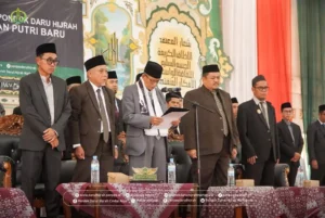 pimpinan pondok menyimak pernyataan wali santri dalam memasukkan anak ke pondok Darul Hijrah Cindai Alus Martapura