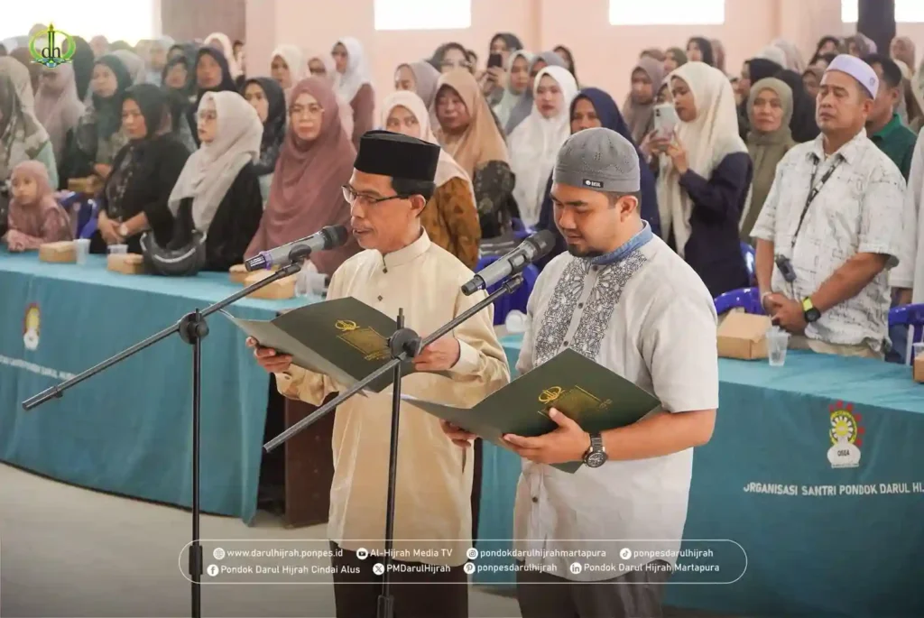 para wali santri membaca pernyataan tentang memasukkan anak ke pondok Darul Hijrah Cindai Alus Martapura