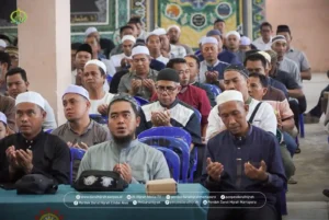 para wali santri hadir mendengarkan sambutan pimpinan tentang memasukkan anak ke pondok Darul Hijrah Cindai Alus Martapura dan berdoa semoga anaknya menjadi anak yang sholeh