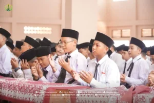 para santri hadir mendengarkan sambutan pimpinan tentang memasukkan anak ke pondok Darul Hijrah Cindai Alus Martapura
